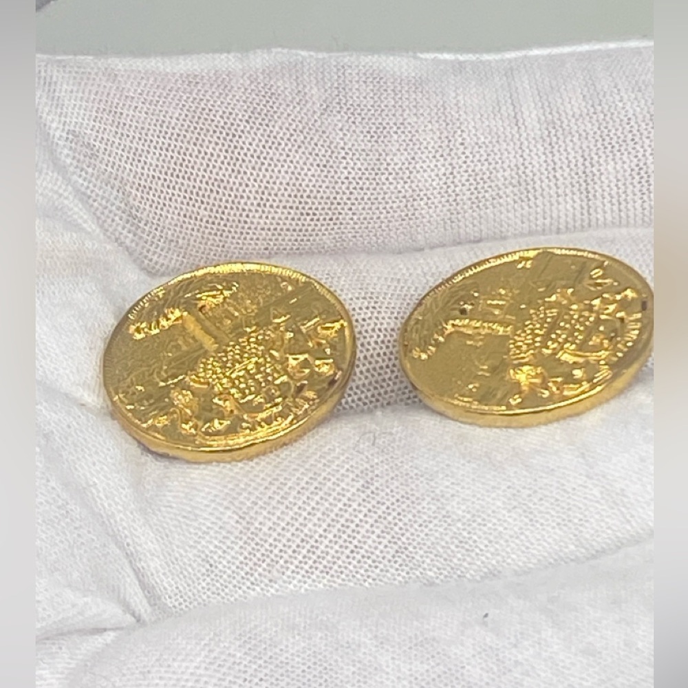 Chanel Vintage 80s Gold Tone Cufflinks - Picture 12 of 14